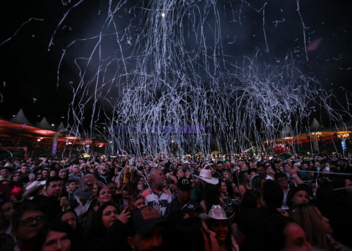 Imagens impressionantes: Festa do Peão Boiadeiro em MG é cancelada após  chuva destruir palco e arquibancada