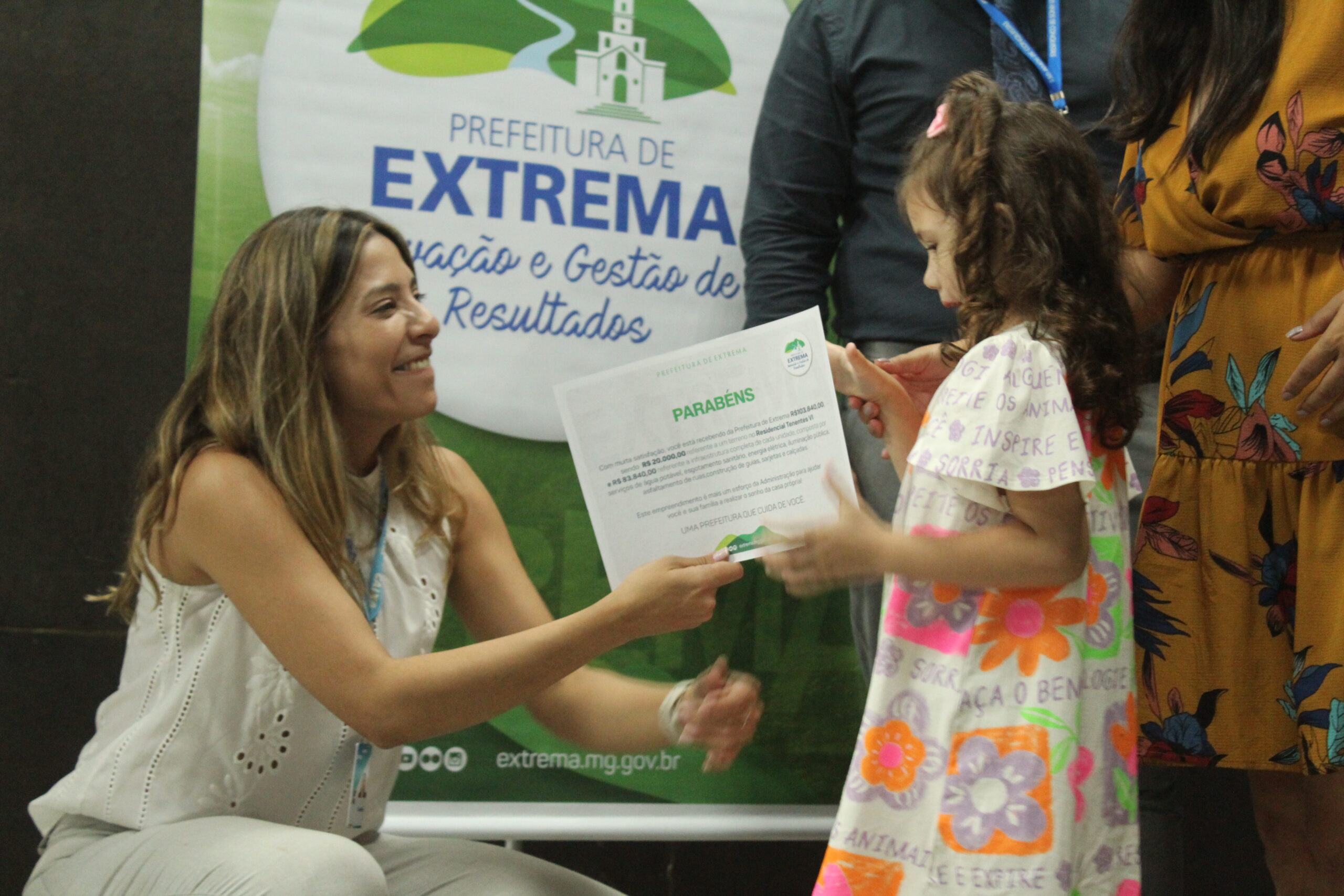 80 famílias beneficiadas em Programa Habitacional assinam contrato de  financiamento da tão sonhada casa própria - Extrema MG